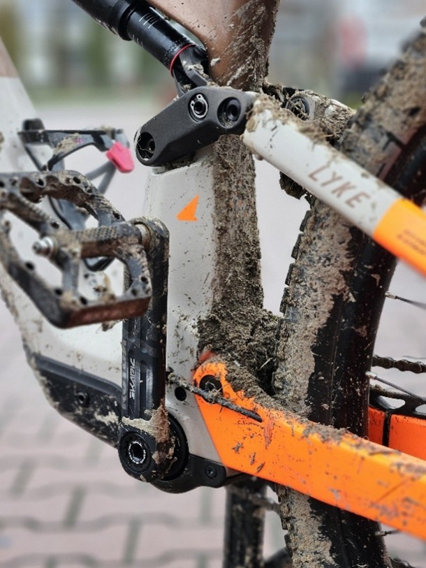 Silnik i brudna rama Lyke z widocznym napędem.